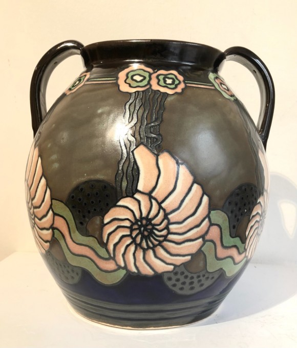 Grand vase pansu à motif de nautiles Odetta Quimper 1925
