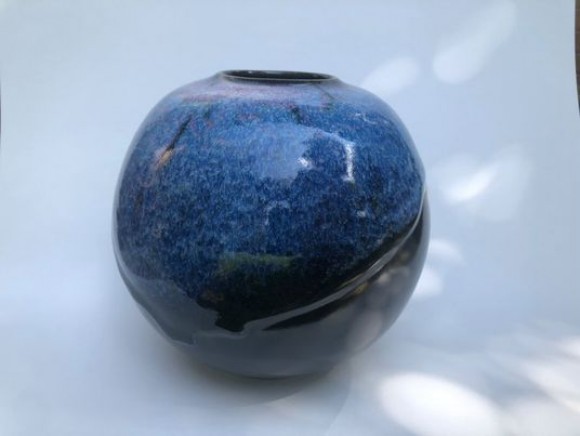 Vase en grès émaillé émail bleu de fer sur noir de fer 