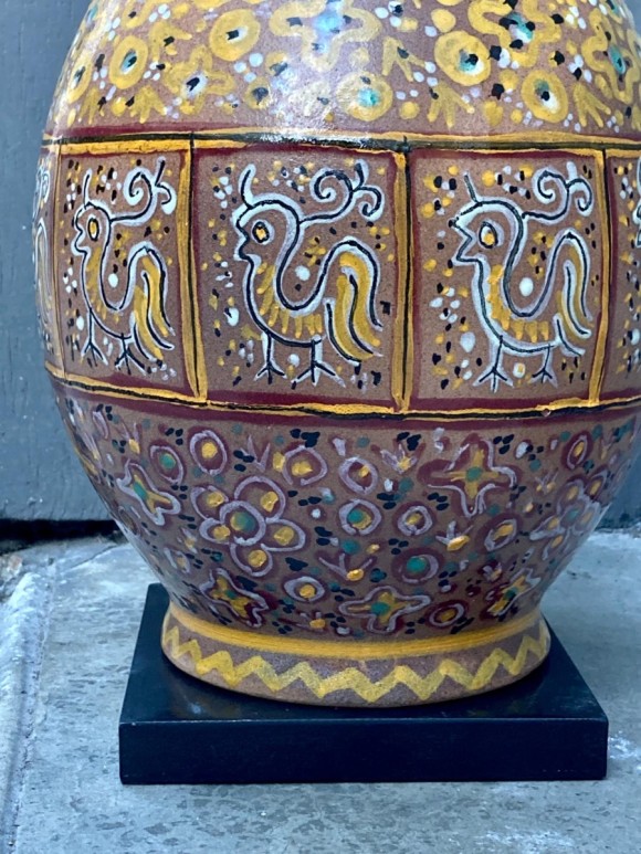 Vase en céramique à décor tournant d'animaux fantastiques 