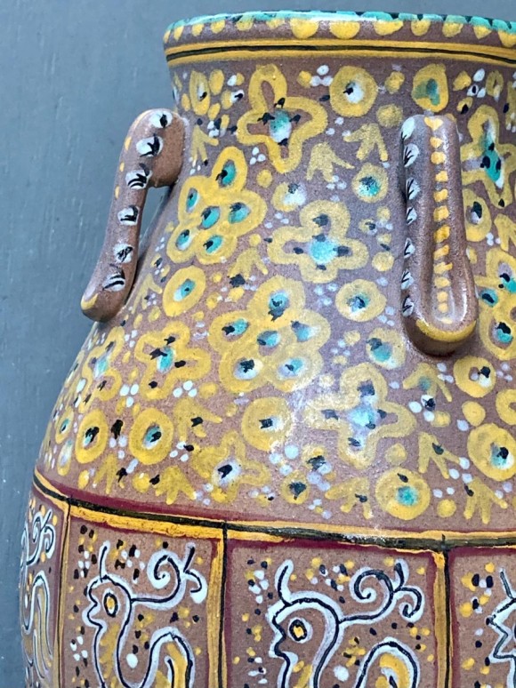Vase en céramique à décor tournant d'animaux fantastiques 