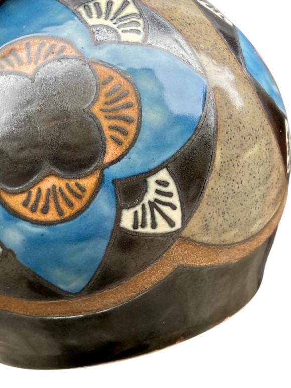 vase Odetta &agrave; d&eacute;cors de m&eacute;daillons stylis&eacute;s 