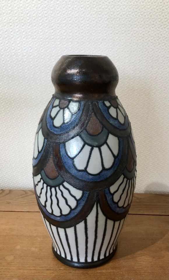 Vase Odetta &agrave; motifs de palmettes et d&eacute;cors stylis&eacute;s, r&eacute;hauts de reflet cuivr&eacute;s 