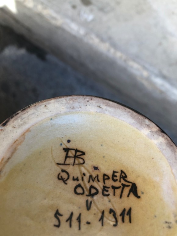 Vase Odetta &agrave; motifs de palmettes et d&eacute;cors stylis&eacute;s, r&eacute;hauts de reflet cuivr&eacute;s 