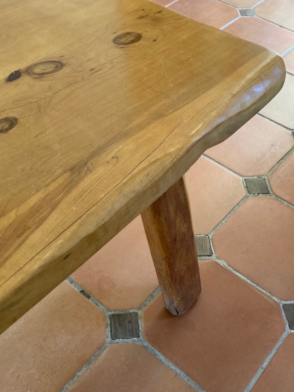 Ensemble table et bancs brutalistes