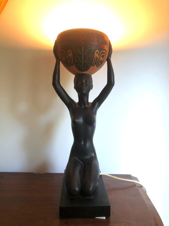 Femme africaine au panier formant lampe