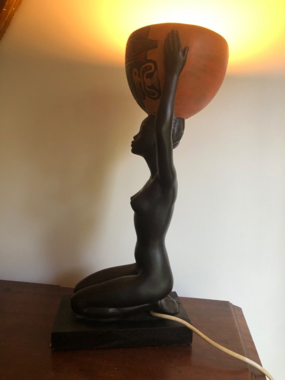 Femme africaine au panier formant lampe
