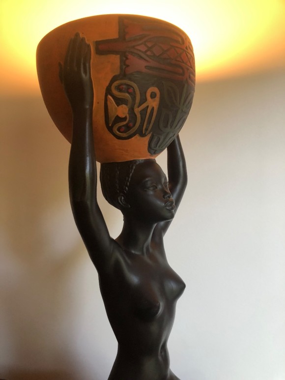 Femme africaine au panier formant lampe