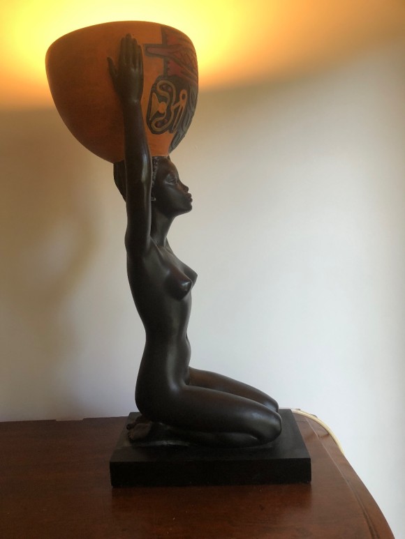 Femme africaine au panier formant lampe