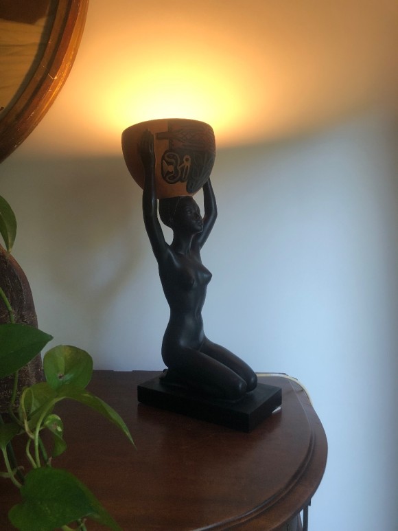 Femme africaine au panier formant lampe