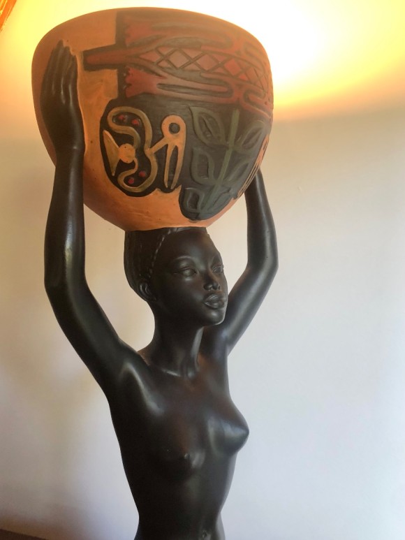 Femme africaine au panier formant lampe