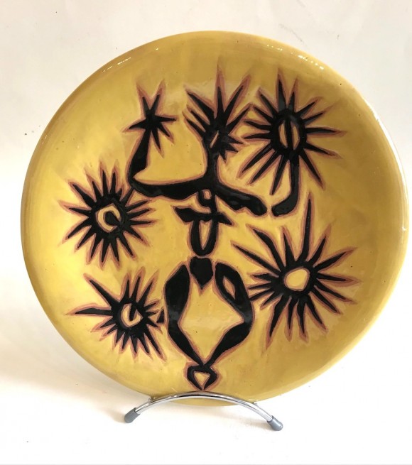 Assiette à motif de femme stylisée 