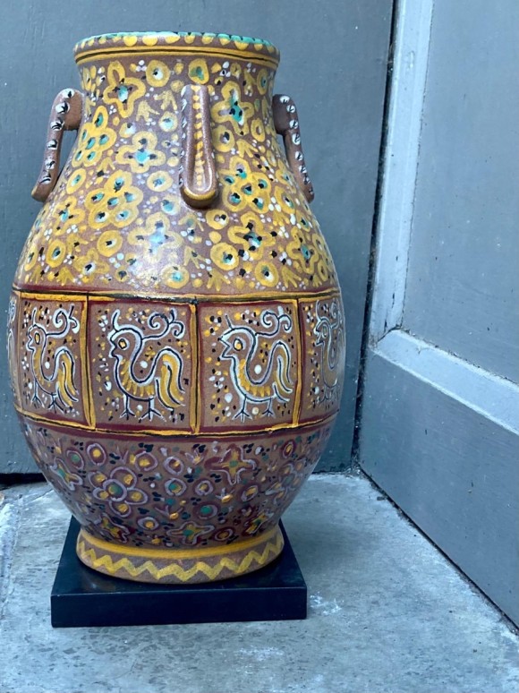 Vase en céramique à décor tournant d'animaux fantastiques 