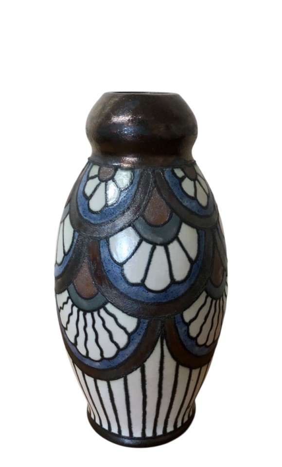 Vase Odetta &agrave; motifs de palmettes et d&eacute;cors stylis&eacute;s, r&eacute;hauts de reflet cuivr&eacute;s 