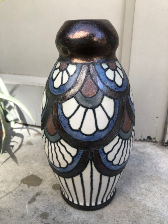 Vase Odetta &agrave; motifs de palmettes et d&eacute;cors stylis&eacute;s, r&eacute;hauts de reflet cuivr&eacute;s 