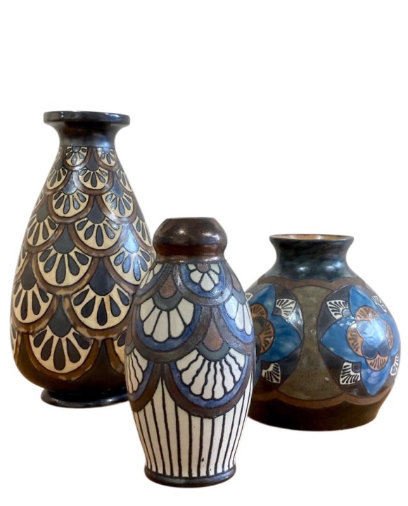 Vase Odetta &agrave; motifs de palmettes et d&eacute;cors stylis&eacute;s, r&eacute;hauts de reflet cuivr&eacute;s 
