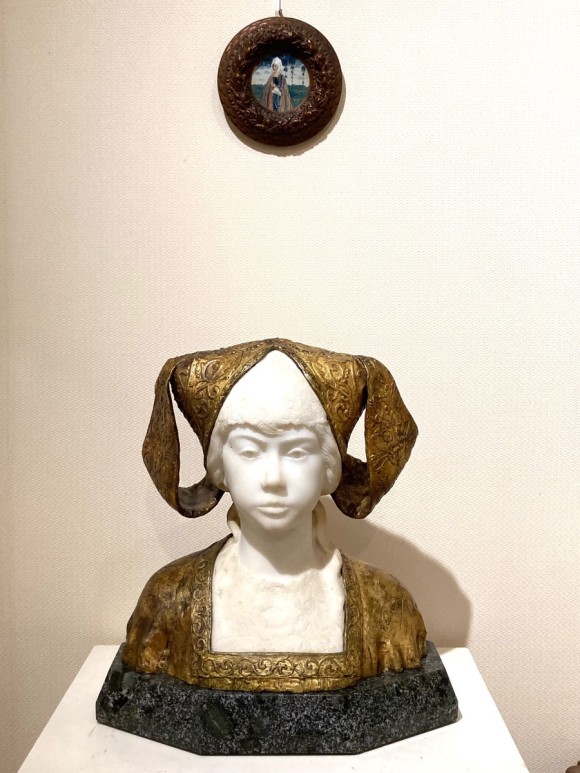 Portrait d'une femme en costume 