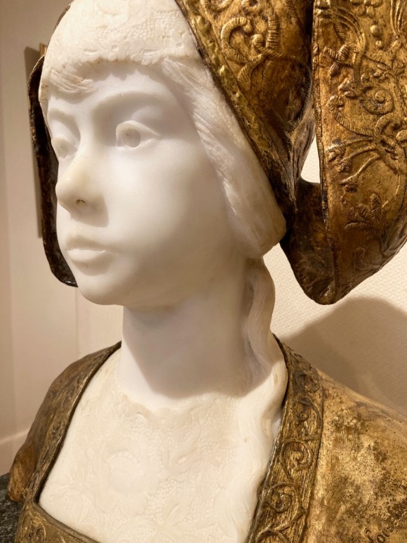 Portrait d'une femme en costume